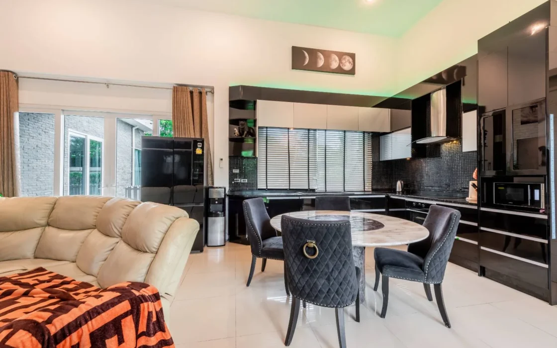 Luxury Modern Villa with Private Sauna & Gym