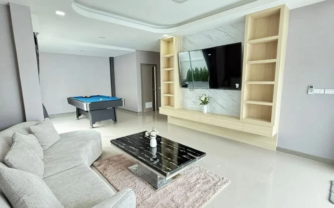 Luxury Pool Villa in Pattaya – Prime Location