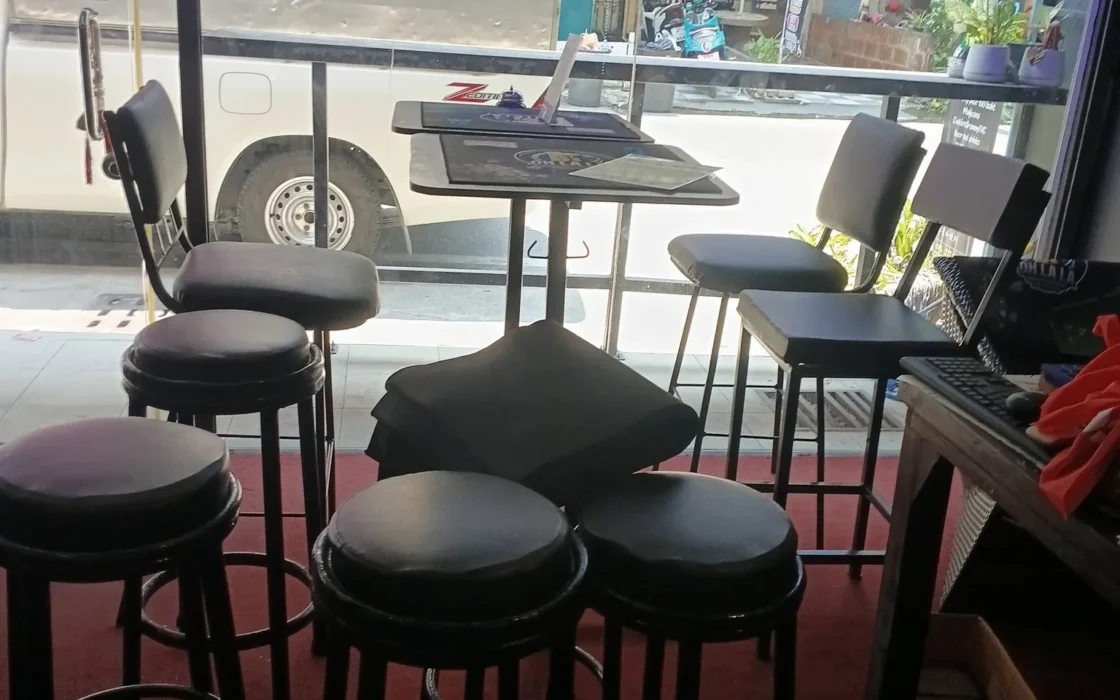 FRESH OPPORTUNITY – PRIME PATTAYA BAR BUSINESS & PROPERTY TAKEOVER   *(For Sale or Leasehold Transfer)*  in Soi Buakhao