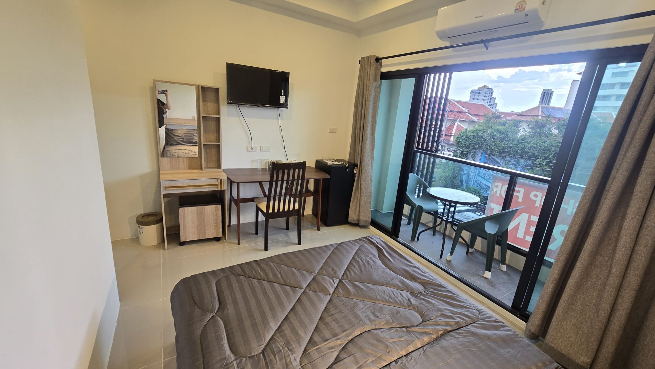 11 Rooms, Fully furnished hotel, phratamnak Soi 5.