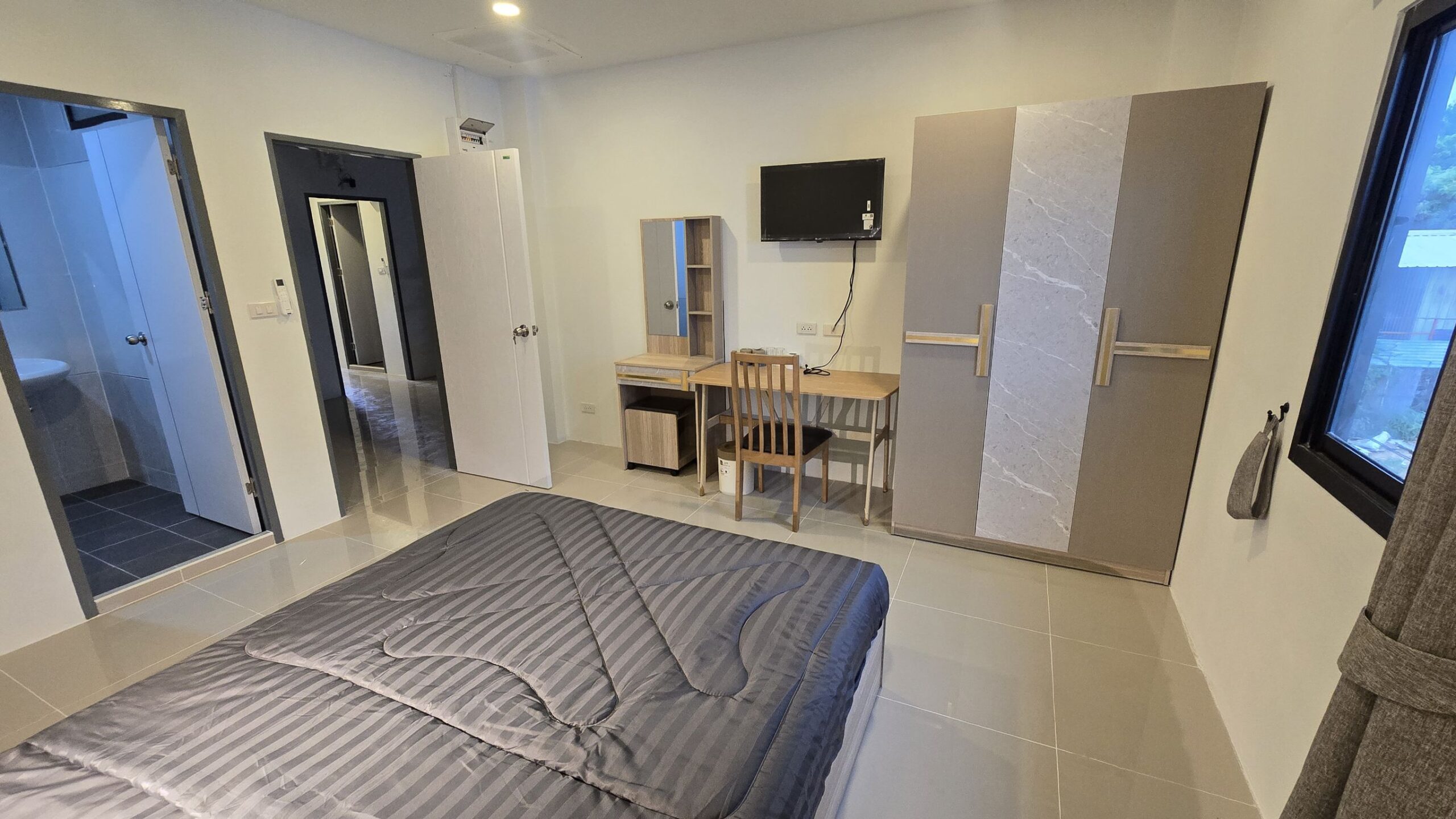 11 Rooms, Fully furnished hotel, phratamnak Soi 5.