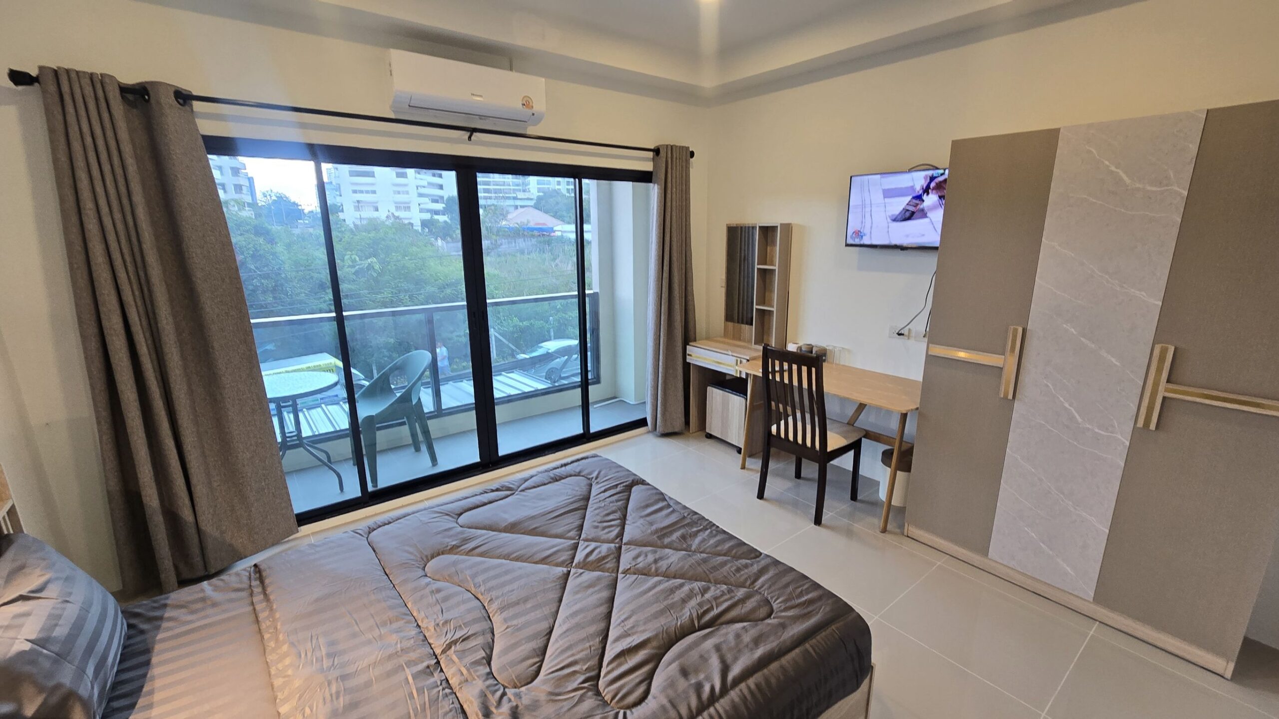 11 Rooms, Fully furnished hotel, phratamnak Soi 5.