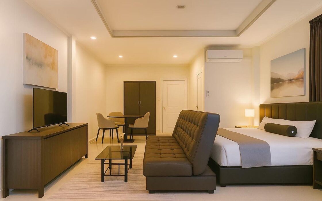 Café & Restaurant in Prime Tourist Location Pratumnak Soi 5  with on-site accommodation.